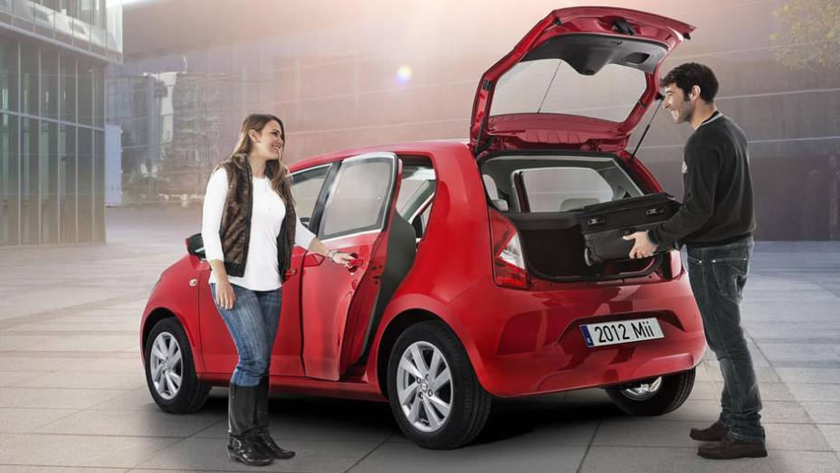 Graças a essa tecnologia, a versão de 59 cavalos consome 24 l/km | <a href="https://quatrorodas.abril.com.br/saloes/genebra/2012/seat-mii-678790.shtml" rel="migration">Leia mais</a>