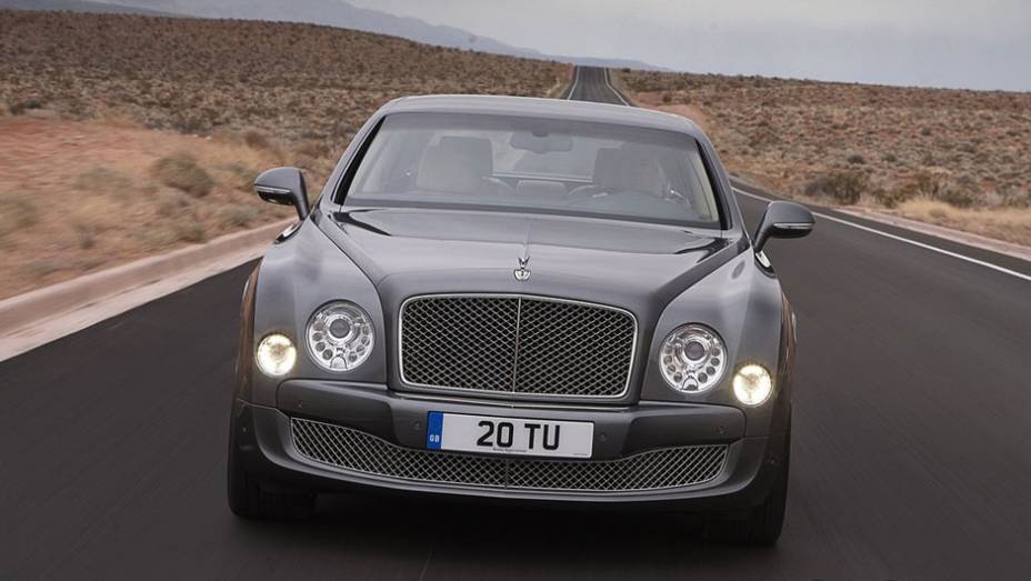 Sedã atinge velocidade máxima de 294 km/h | <a href="https://quatrorodas.abril.com.br/saloes/genebra/2012/bentley-mulsanne-mulliner-678487.shtml" rel="migration">Leia mais</a>