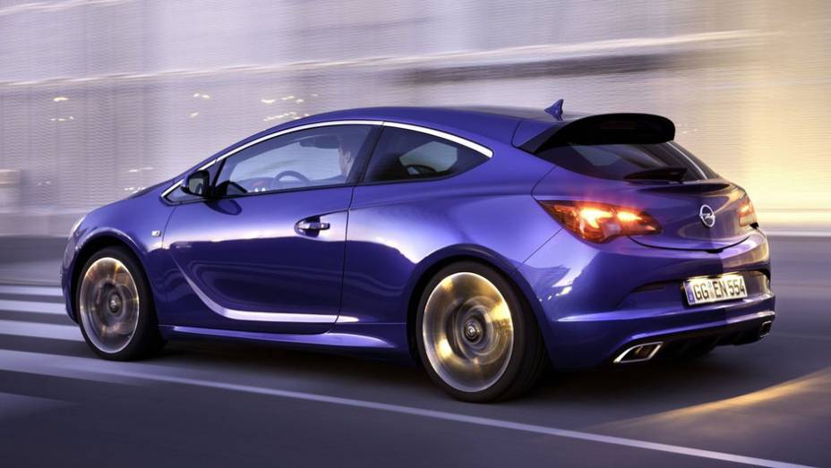 Motor turbo 2.0 litros permite que o hatch alcance 250 km/h | <a href="https://quatrorodas.abril.com.br/saloes/genebra/2012/opel-astra-opc-678691.shtml" rel="migration">Leia mais</a>