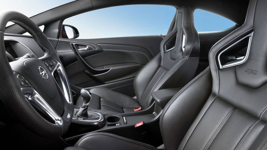 Interior conta com assentos esportivos | <a href="https://quatrorodas.abril.com.br/saloes/genebra/2012/opel-astra-opc-678691.shtml" rel="migration">Leia mais</a>