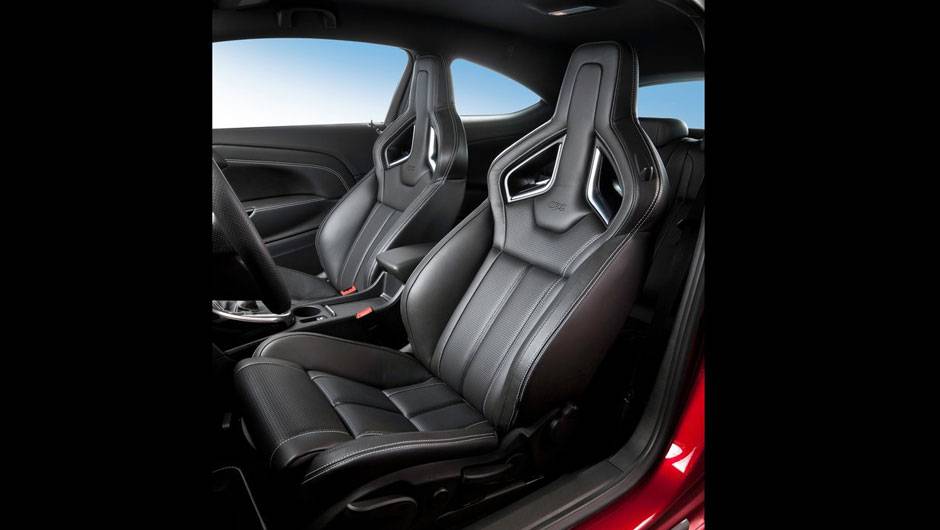 Detalhes com o logo do modelo est&atilde;o presentes em seu interior | <a href="https://quatrorodas.abril.com.br/saloes/genebra/2012/opel-astra-opc-678691.shtml" rel="migration">Leia mais</a>