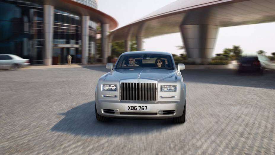 Lanternas também ganharam novo formato | <a href="https://quatrorodas.abril.com.br/saloes/genebra/2012/rolls-royce-phantom-2013-678699.shtml" rel="migration">Leia mais</a>