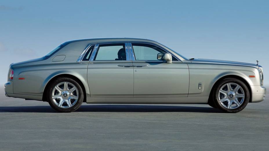 Propulsão fica por conta de um motor V12, que foi totalmente revisado pela marca | <a href="https://quatrorodas.abril.com.br/saloes/genebra/2012/rolls-royce-phantom-2013-678699.shtml" rel="migration">Leia mais</a>