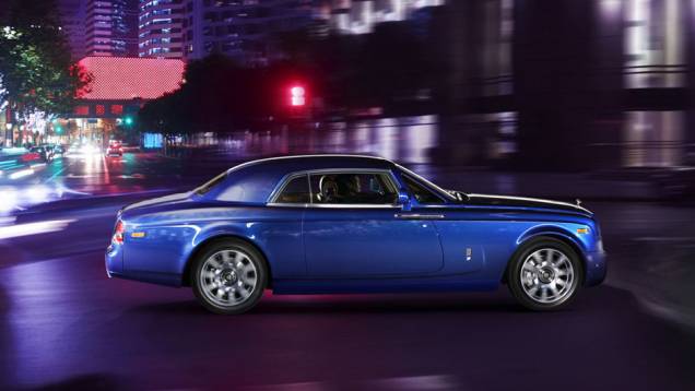 Transmissão é automática, de oito velocidades | <a href="https://quatrorodas.abril.com.br/saloes/genebra/2012/rolls-royce-phantom-2013-678699.shtml" rel="migration">Leia mais</a>