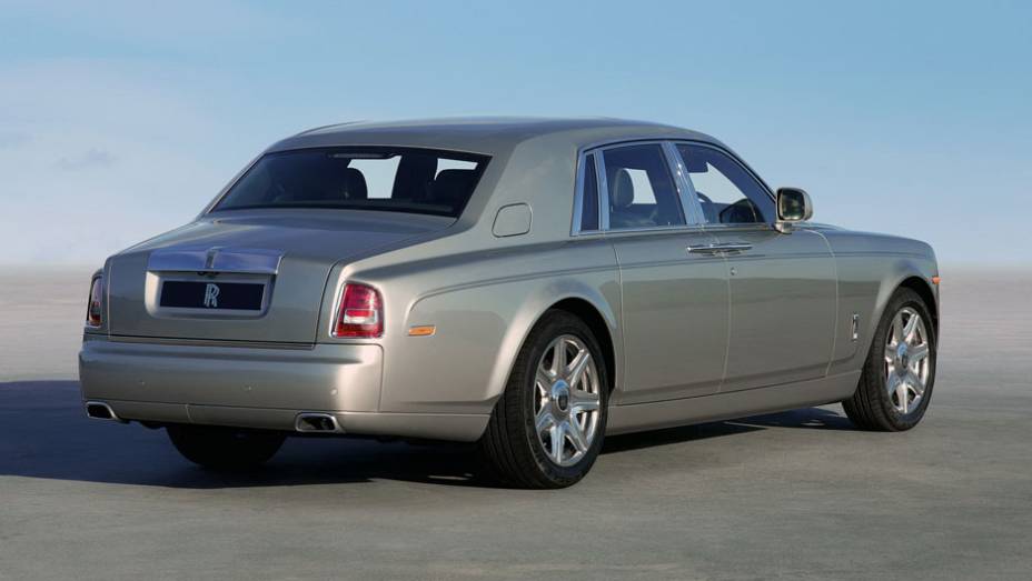 Modelos foram exibidos em Genebra, na Suíça | <a href="https://quatrorodas.abril.com.br/saloes/genebra/2012/rolls-royce-phantom-2013-678699.shtml" rel="migration">Leia mais</a>