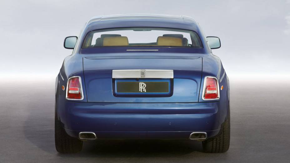 Lanternas traseiras também passaram por mudanças | <a href="https://quatrorodas.abril.com.br/saloes/genebra/2012/rolls-royce-phantom-2013-678699.shtml" rel="migration">Leia mais</a>