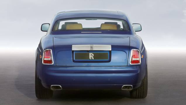 Lanternas traseiras também passaram por mudanças | <a href="https://quatrorodas.abril.com.br/saloes/genebra/2012/rolls-royce-phantom-2013-678699.shtml" rel="migration">Leia mais</a>