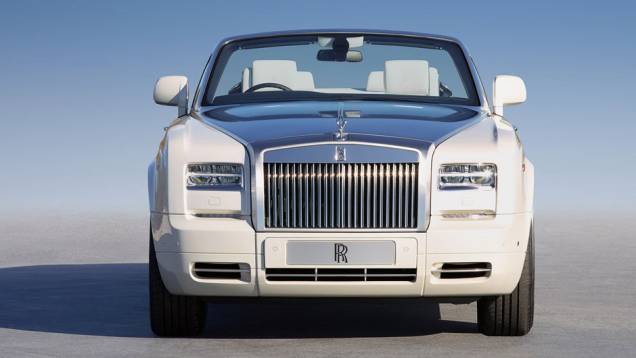 Versão conversível ganhou nova frente | <a href="https://quatrorodas.abril.com.br/saloes/genebra/2012/rolls-royce-phantom-2013-678699.shtml" rel="migration">Leia mais</a>