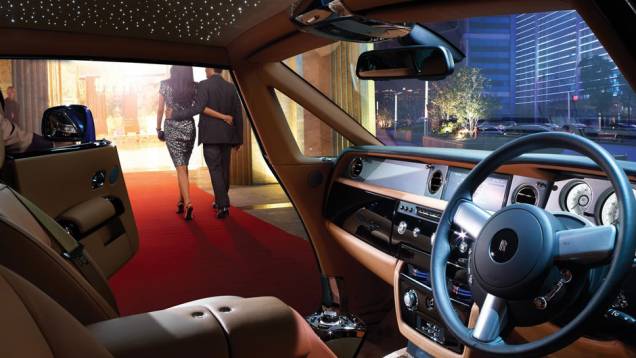 Modelo possui novo sistema de navegação por GPS | <a href="https://quatrorodas.abril.com.br/saloes/genebra/2012/rolls-royce-phantom-2013-678699.shtml" rel="migration">Leia mais</a> Modelo possui novo sistema de navegação por GPS | <a href="https://quatrorodas.abril.com.br/saloes/genebra/2012/rolls-royce-phantom-2013-678699.shtml" rel="migration">Leia mais</a>