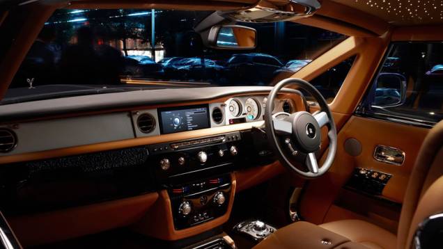 Mapas em 3D com topografia foram incluídos no GPS | <a href="https://quatrorodas.abril.com.br/saloes/genebra/2012/rolls-royce-phantom-2013-678699.shtml" rel="migration">Leia mais</a> Mapas em 3D com topografia foram incluídos no GPS | <a href="https://quatrorodas.abril.com.br/saloes/genebra/2012/rolls-royce-phantom-2013-678699.shtml" rel="migration">Leia mais</a>