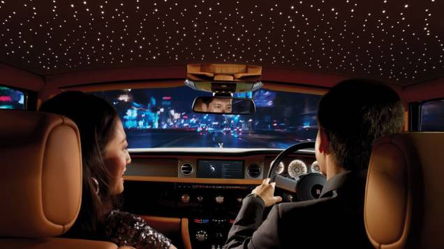 Pontos turísticos e rotas atualizadas são mostrados em uma tela de 8.8 polegadas | <a href="https://quatrorodas.abril.com.br/saloes/genebra/2012/rolls-royce-phantom-2013-678699.shtml" rel="migration">Leia mais</a> Pontos turísticos e rotas atualizadas são mostrados em uma tela de 8.8 polegadas | <a href="https://quatrorodas.abril.com.br/saloes/genebra/2012/rolls-royce-phantom-2013-678699.shtml" rel="migration">Leia mais</a>