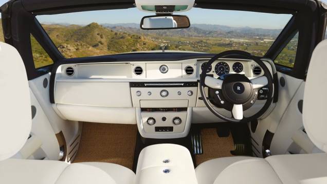 Porta-malas possui mesa para piquenique | <a href="https://quatrorodas.abril.com.br/saloes/genebra/2012/rolls-royce-phantom-2013-678699.shtml" rel="migration">Leia mais</a> Porta-malas possui mesa para piquenique | <a href="https://quatrorodas.abril.com.br/saloes/genebra/2012/rolls-royce-phantom-2013-678699.shtml" rel="migration">Leia mais</a>