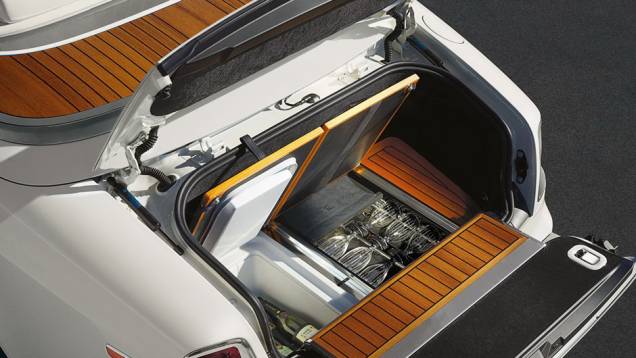 Modelo possui acabamento com materiais de primeira qualidade | <a href="https://quatrorodas.abril.com.br/saloes/genebra/2012/rolls-royce-phantom-2013-678699.shtml" rel="migration">Leia mais</a> Modelo possui acabamento com materiais de primeira qualidade | <a href="https://quatrorodas.abril.com.br/saloes/genebra/2012/rolls-royce-phantom-2013-678699.shtml" rel="migration">Leia mais</a>
