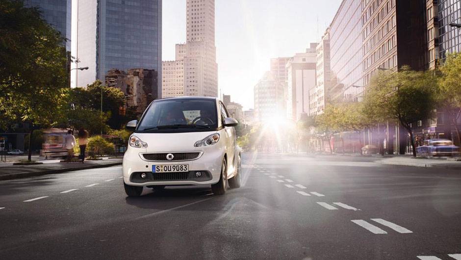 Esta &eacute; a terceira gera&ccedil;&atilde;o do carrinho | <a href="https://quatrorodas.abril.com.br/saloes/genebra/2012/smart-fortwo-2013-678533.shtml" rel="migration">Leia mais</a>