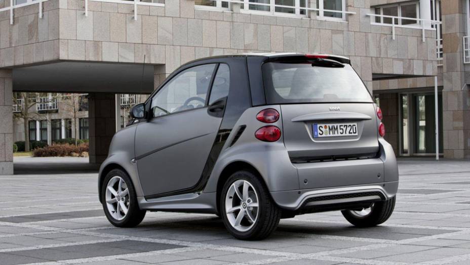São cinco versões de acabamento: Pure, Pulse, Passion, Brabus and Brabus Xclusive | <a href="https://quatrorodas.abril.com.br/saloes/genebra/2012/smart-fortwo-2013-678533.shtml" rel="migration">Leia mais</a>