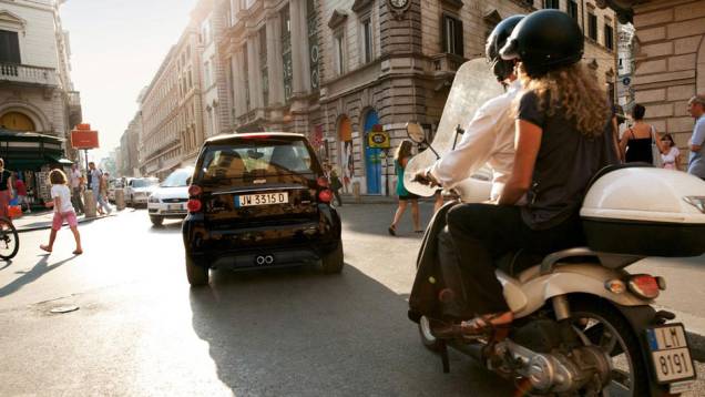Modelo é ideal para andar na cidade | <a href="https://quatrorodas.abril.com.br/saloes/genebra/2012/smart-fortwo-2013-678533.shtml" rel="migration">Leia mais</a> Modelo é ideal para andar na cidade | <a href="https://quatrorodas.abril.com.br/saloes/genebra/2012/smart-fortwo-2013-678533.shtml" rel="migration">Leia mais</a>