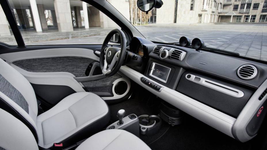 Interior conta com materias de cores claras e simples | <a href="https://quatrorodas.abril.com.br/saloes/genebra/2012/smart-fortwo-2013-678533.shtml" rel="migration">Leia mais</a>