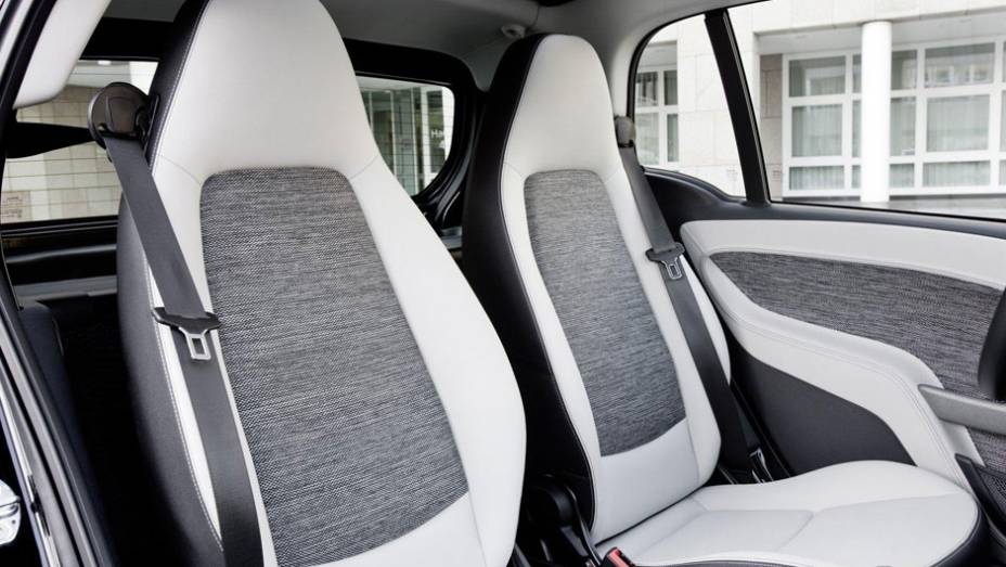 Bancos apresentam leves detalhes | <a href="https://quatrorodas.abril.com.br/saloes/genebra/2012/smart-fortwo-2013-678533.shtml" rel="migration">Leia mais</a>