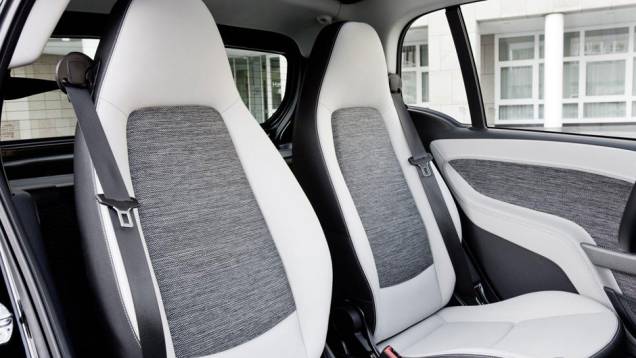 Bancos apresentam leves detalhes | <a href="https://quatrorodas.abril.com.br/saloes/genebra/2012/smart-fortwo-2013-678533.shtml" rel="migration">Leia mais</a> Bancos apresentam leves detalhes | <a href="https://quatrorodas.abril.com.br/saloes/genebra/2012/smart-fortwo-2013-678533.shtml" rel="migration">Leia mais</a>