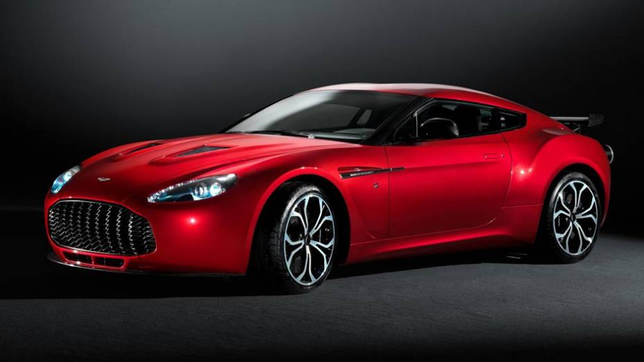 Modelo celebra a parceria de 50 anos entre a montadora e o estúdio italiano Zagato | <a href="https://quatrorodas.abril.com.br/saloes/genebra/2012/aston-martin-v12-zagato-678362.shtml" rel="migration">Leia mais</a>