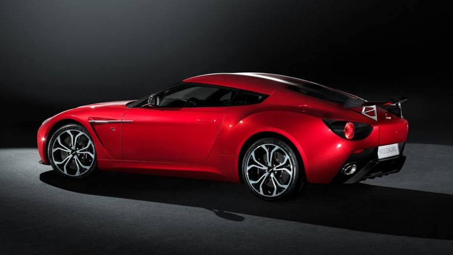 Motorização é 6.0 V12 e gera 510 cv de potência | <a href="https://quatrorodas.abril.com.br/saloes/genebra/2012/aston-martin-v12-zagato-678362.shtml" rel="migration">Leia mais</a>