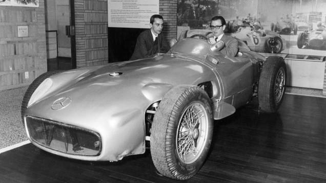 Ao lado de Paulo Patarra, então do jornalista da equipe de QUATRO RODAS, Roberto Civita visita o museu da Mercedes-Benz na Alemanha, na década de 60.