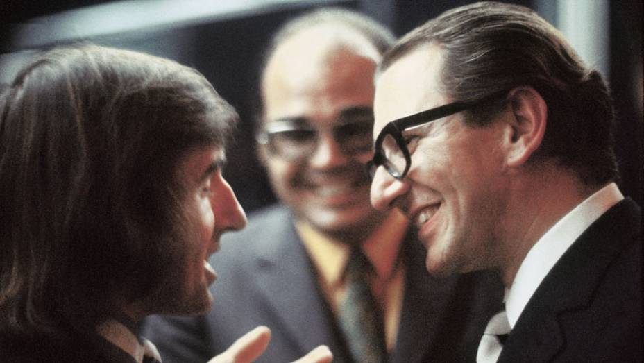 Jackie Stewart conversa com Roberto Civita, observado pelo então diretor de redação da QUATRO RODAS, Mauro Ivan Pereira de Mello, na entrega do Prêmio Victor aos melhores do automobilsmo brasileiro de 1969