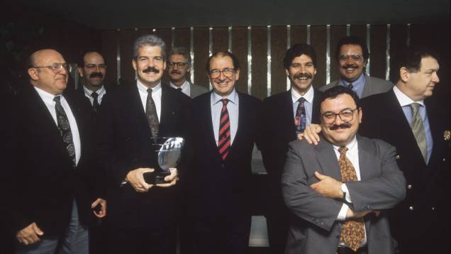 O Eleito do Ano de 1994 foi o Chevrolet Vectra GSi e Roberto Civita entrega o troféu para André Beer e Mark Hogan, vice-presidente e presidente da General Motors do Brasil na época.