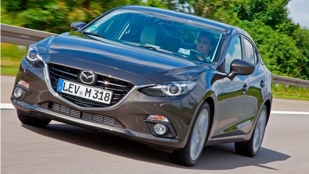 Primeiras fotos oficiais do Mazda3 Sedan 2014 são reveladas | <a href="https://quatrorodas.abril.com.br/noticias/fabricantes/primeiras-fotos-oficiais-mazda3-sedan-2014-sao-reveladas-745927.shtml" rel="migration">Leia mais</a>