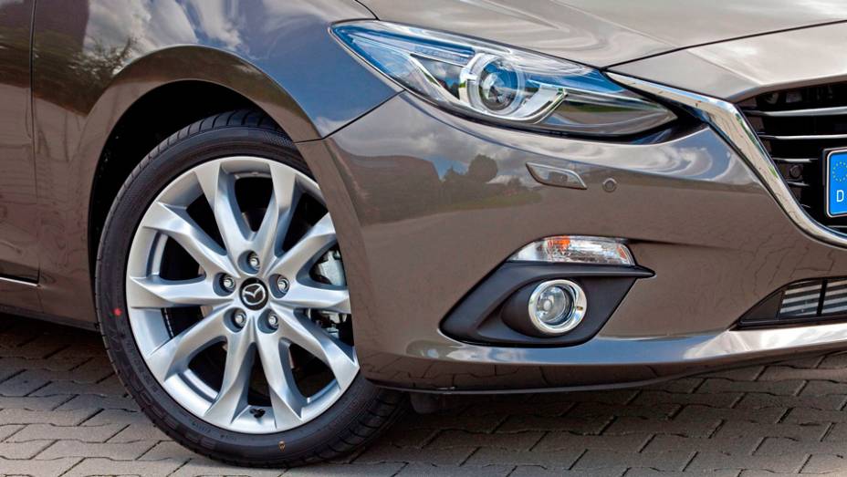 Mazda3 Sedan apresenta danteira invocada | <a href="https://quatrorodas.abril.com.br/noticias/fabricantes/primeiras-fotos-oficiais-mazda3-sedan-2014-sao-reveladas-745927.shtml" rel="migration">Leia mais</a>