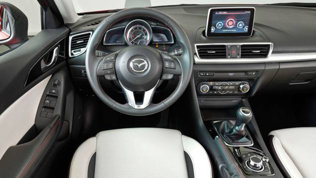 Como era de se esperar, a cabine interior será igual ao modelo hatch | <a href="https://quatrorodas.abril.com.br/noticias/fabricantes/primeiras-fotos-oficiais-mazda3-sedan-2014-sao-reveladas-745927.shtml" rel="migration">Leia mais</a>