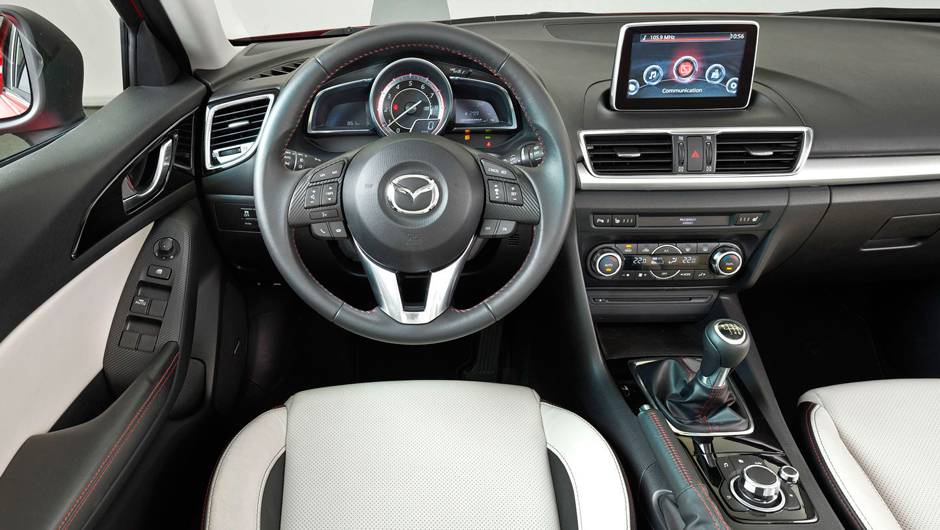 Como era de se esperar, a cabine interior ser&aacute; igual ao modelo hatch | <a href="https://quatrorodas.abril.com.br/noticias/fabricantes/primeiras-fotos-oficiais-mazda3-sedan-2014-sao-reveladas-745927.shtml" rel="migration">Leia mais</a>