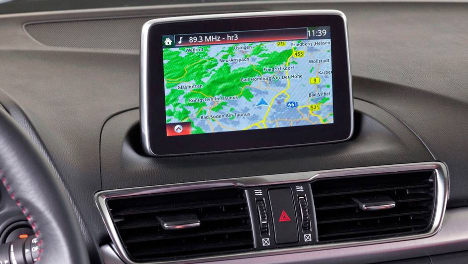 Sistema de informa&ccedil;&atilde;o e entretenimento | <a href="https://quatrorodas.abril.com.br/noticias/fabricantes/primeiras-fotos-oficiais-mazda3-sedan-2014-sao-reveladas-745927.shtml" rel="migration">Leia mais</a>