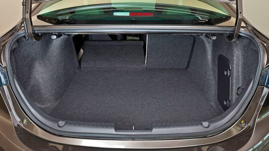 Gra&ccedil;as &agrave; traseira mais longa, porta-malas ser&aacute; significativamente maior | <a href="https://quatrorodas.abril.com.br/noticias/fabricantes/primeiras-fotos-oficiais-mazda3-sedan-2014-sao-reveladas-745927.shtml" rel="migration">Leia mais</a>