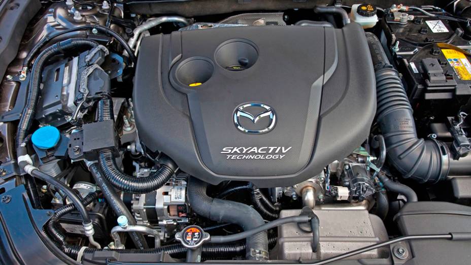 No momento não há detalhes sobre as opções de motorização, mas provavelmente serão emprestadas do hatchback | <a href="https://quatrorodas.abril.com.br/noticias/fabricantes/primeiras-fotos-oficiais-mazda3-sedan-2014-sao-reveladas-745927.shtml" rel="migration">Leia mais</a>