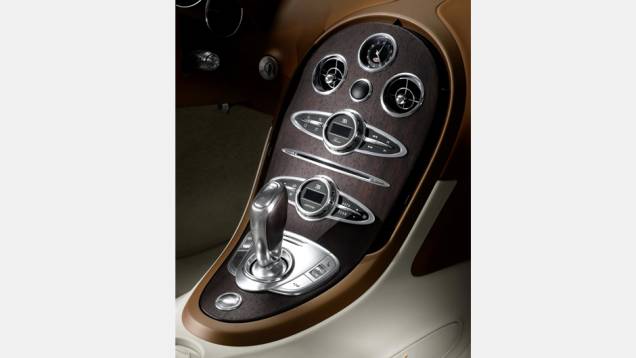 ... o interior tem estofado em cinza claro e painéis em couro "Havanna". | <a href="https://quatrorodas.abril.com.br/noticias/saloes/pequim-2014/bugatti-lanca-veyron-grand-sport-vitesse-black-bess-779340.shtml" rel="migration">Leia mais</a> ... o interior tem estofado em cinza claro e painéis em couro "Havanna". | <a href="https://quatrorodas.abril.com.br/noticias/saloes/pequim-2014/bugatti-lanca-veyron-grand-sport-vitesse-black-bess-779340.shtml" rel="migration">Leia mais</a>