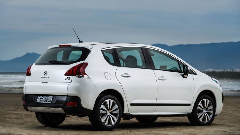 Na traseira, as lanternas ostentam nova disposição de luzes | <a href="https://quatrorodas.abril.com.br/noticias/fabricantes/novo-peugeot-3008-chega-ao-brasil-783426.shtml" rel="migration">Leia mais</a>