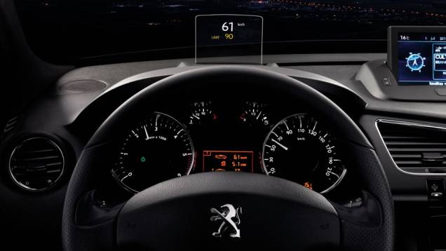 Já oferecido no modelo anterior, o prático head-up display permite que o motorista visualize a velocidade sem tirar os olhos da estrada | <a href="https://quatrorodas.abril.com.br/noticias/fabricantes/novo-peugeot-3008-chega-ao-brasil-783426.shtml" rel="migration">Leia ma</a>