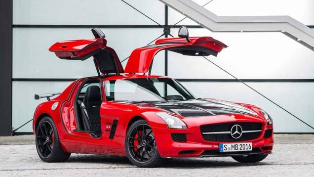 Com suas portas asa de gaivota, o cupê continua chamando atenção por onde passa | <a href="https://quatrorodas.abril.com.br/noticias/saloes/los-angeles-2013/mercedes-benz-mostra-sls-amg-gt-final-edition-760448.shtml" rel="migration">Leia mais</a>