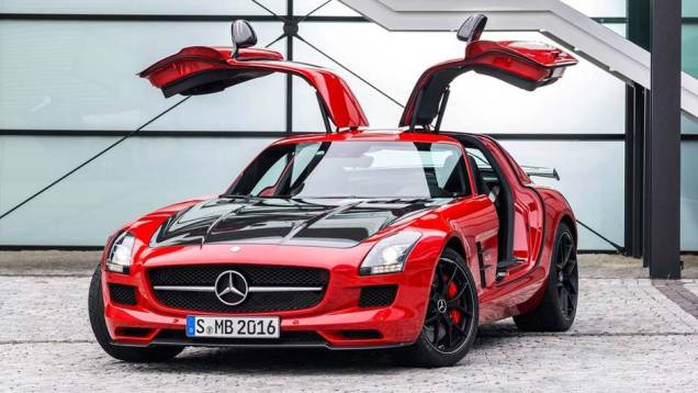 O carro ganhou uma nova dianteira, com para-choque e spoiler frontal redesenhados | <a href="https://quatrorodas.abril.com.br/noticias/saloes/los-angeles-2013/mercedes-benz-mostra-sls-amg-gt-final-edition-760448.shtml" rel="migration">Leia mais</a>