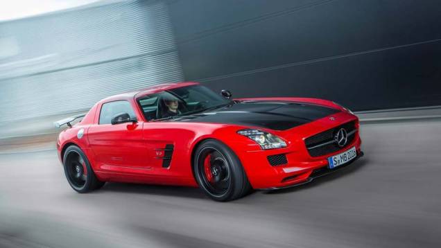 A frente longa tem um capô com tomada de ar central, todo feito de fibra de carbono | <a href="https://quatrorodas.abril.com.br/noticias/saloes/los-angeles-2013/mercedes-benz-mostra-sls-amg-gt-final-edition-760448.shtml" rel="migration">Leia mais</a>