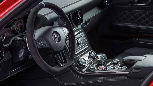O interior combina camurça, couro, fibra de carbono e alumínio | <a href="https://quatrorodas.abril.com.br/noticias/saloes/los-angeles-2013/mercedes-benz-mostra-sls-amg-gt-final-edition-760448.shtml" rel="migration">Leia mais</a> O interior combina camurça, couro, fibra de carbono e alumínio | <a href="https://quatrorodas.abril.com.br/noticias/saloes/los-angeles-2013/mercedes-benz-mostra-sls-amg-gt-final-edition-760448.shtml" rel="migration">Leia mais</a>