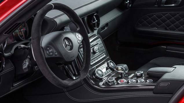 O interior combina camurça, couro, fibra de carbono e alumínio | <a href="https://quatrorodas.abril.com.br/noticias/saloes/los-angeles-2013/mercedes-benz-mostra-sls-amg-gt-final-edition-760448.shtml" rel="migration">Leia mais</a>