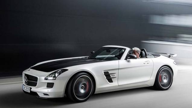 O belo roadster também é oferecido na Final Edition | <a href="https://quatrorodas.abril.com.br/noticias/saloes/los-angeles-2013/mercedes-benz-mostra-sls-amg-gt-final-edition-760448.shtml" rel="migration">Leia mais</a>