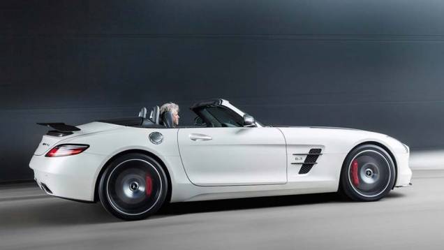 As rodas de 19 polegadas na frente e 20 polegadas atrás são exclusivas | <a href="https://quatrorodas.abril.com.br/noticias/saloes/los-angeles-2013/mercedes-benz-mostra-sls-amg-gt-final-edition-760448.shtml" rel="migration">Leia mais</a>