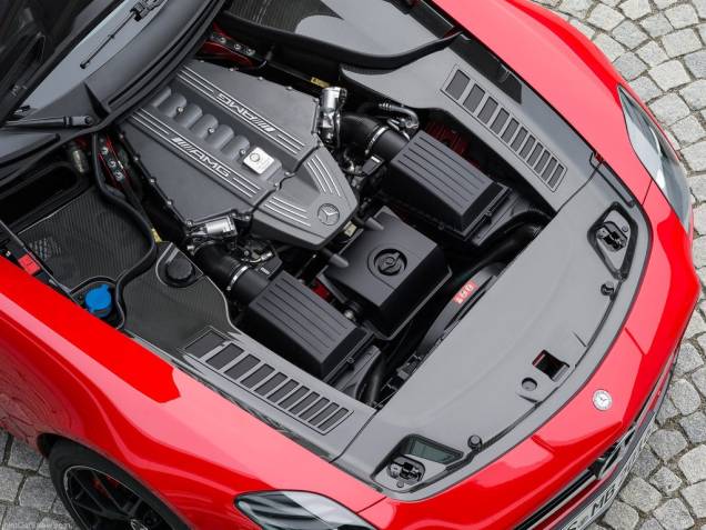 O motor é o mesmo 6.3 V8, com quase 600 cv; seu sucessor deve se chamar SLC | <a href="https://quatrorodas.abril.com.br/noticias/saloes/los-angeles-2013/mercedes-benz-mostra-sls-amg-gt-final-edition-760448.shtml" rel="migration">Leia mais</a>