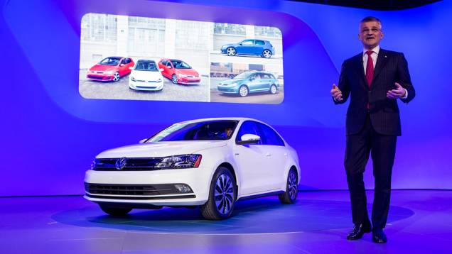 Volkswagen Jetta 2015 | <a href="https://quatrorodas.abril.com.br/noticias/fabricantes/jetta-2015-revelado-ganha-novidades-779724.shtml" rel="migration">Leia mais</a>