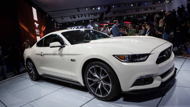 Ford Mustang 50th anniversary | <a href="https://quatrorodas.abril.com.br/noticias/saloes/new-york-2014/ford-anuncia-mustang-50-year-limited-edition-779908.shtml" rel="migration">Leia mais</a>