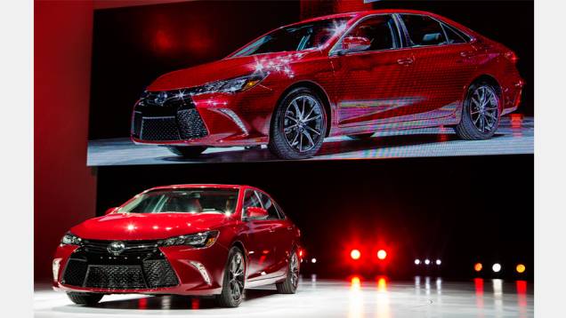 Toyota Camry 2015 | <a href="https://quatrorodas.abril.com.br/noticias/saloes/new-york-2014/toyota-mostra-novo-camry-779950.shtml" rel="migration">Leia mais</a>