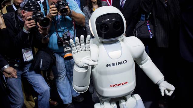 Honda ASIMO | <a href="https://quatrorodas.abril.com.br/blogs/planeta-carro/2014/04/17/honda-revela-nova-versao-do-asimo/" rel="migration">Leia mais</a>
